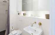 In-room Bathroom 4 Oporto Street Aldas