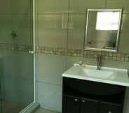 Toilet Kamar 3 EMMY Guesthouse