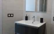 Toilet Kamar 7 Sunny Apartments 1BDR