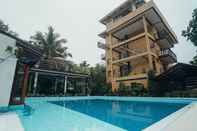 Kolam Renang Point 303 Surf Resort