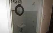 Toilet Kamar 6 Point 303 Surf Resort