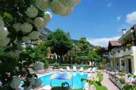 Kolam Renang Alle Dolomiti Boutique Lake Hotel