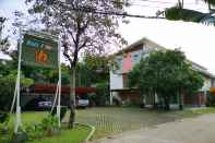 Bangunan 100 House Hotel