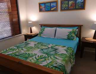 Bedroom 2 Palm Lakeside - Bowen, Whitsundays Wifi Netflix Private Cool Luxury