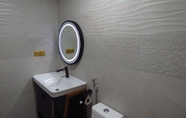 Toilet Kamar 6 The Sunrise Huraa