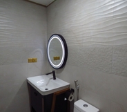 Toilet Kamar 6 The Sunrise Huraa