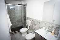 Toilet Kamar Palermo Suites & Rooms