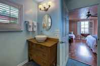 In-room Bathroom Carlisle Garden Suites