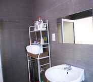 Phòng tắm bên trong 5 Baphu House