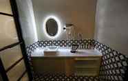 Toilet Kamar 7 The First Snow Boutique Hotel