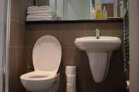 Toilet Kamar Serviced Apartments Leeds 3