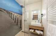 In-room Bathroom 3 Beach Hotel Zandvoort BY Center Parcs