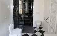 In-room Bathroom 5 L'orangerie DU Chateau DES Cedres