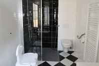 In-room Bathroom L'orangerie DU Chateau DES Cedres