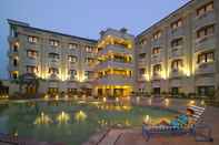 สระว่ายน้ำ Empires Hotel Paradip