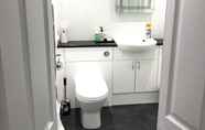 Toilet Kamar 6 Rose and Crown