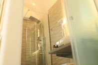 Phòng tắm bên trong Theasis Luxury Suites