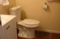 Toilet Kamar Holly Inn Suites