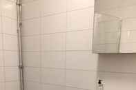 In-room Bathroom Vallabiten Apartments via Hotel Esplanad