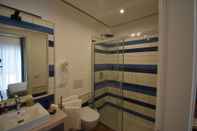 In-room Bathroom Melody Sorrento Suites