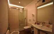 Toilet Kamar 7 Melody Sorrento Suites