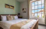 Kamar Tidur 5 The Oakhouse Hotel