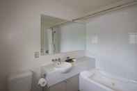 In-room Bathroom The Claremont Motels & Apartments