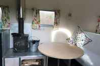 Kamar Tidur Cotswolds Camping at Holycombe