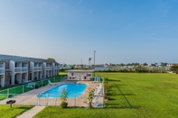 Swimming Pool Rodeway Inn at Somers Cove Marina