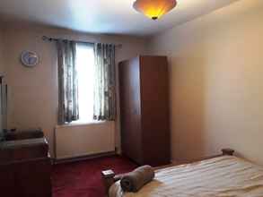 Kamar Tidur 4 House with a garden in Arnos Grove