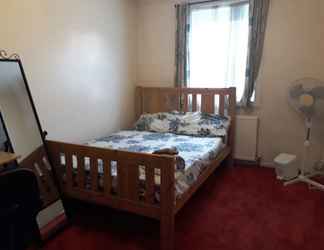 Bedroom 2 House with a garden in Arnos Grove