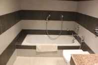 Phòng tắm bên trong Niranjana Hotel
