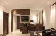 Phòng ngủ 4 Niranjana Hotel