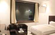 Phòng ngủ 6 Niranjana Hotel