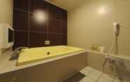 Toilet Kamar 7 HOTEL IRIS - Adult Only