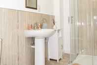 Toilet Kamar Aberdeen City Modern Apartment