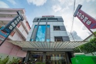 Bên ngoài Galaxy Inn