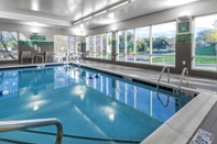 Swimming Pool TownePlace Suites  by Marriott Leavenworth