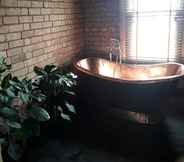 In-room Bathroom 3 Simpsons Cottage - Grove Road Cottages