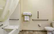 Phòng tắm bên trong 5 Cobblestone Inn & Suites - Fairfield Bay