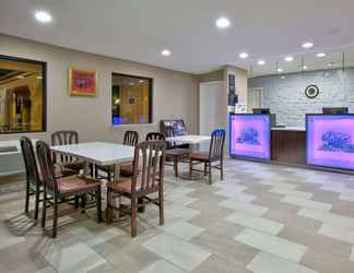 Lobby 2 Super 8 by Wyndham Palestine