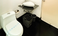 Toilet Kamar 6 SmartStay Service Apartment