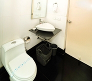 Toilet Kamar 6 SmartStay Service Apartment