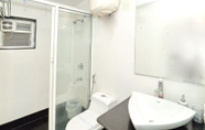 Toilet Kamar 5 SmartStay Service Apartment