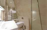 Toilet Kamar 3 Luxury Loft Oxford Street with AC