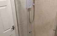 In-room Bathroom 6 Bradford Apartments Flat 95