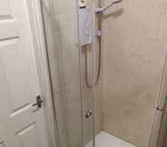 Toilet Kamar 6 Bradford Apartments Flat 95