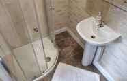 In-room Bathroom 7 Bradford Apartments Flat 95