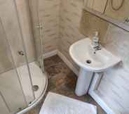 Toilet Kamar 7 Bradford Apartments Flat 95