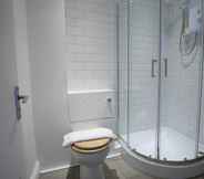 In-room Bathroom 6 King Square Gardens by Allô Housing